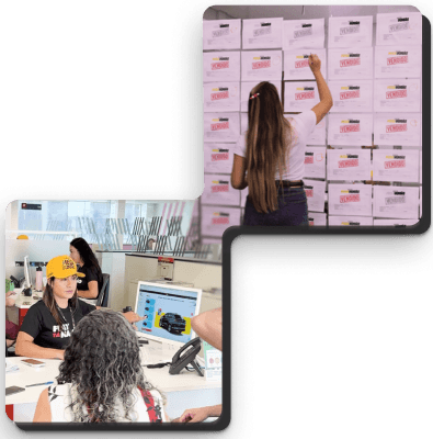 Como batemos metas de vendas em apenas 6 dias Duas fotos em estilo polaroid. Na foto de baixo, uma mulher com um boné amarelo e uma camisa preta e outra de costas, com cabelo cacheado, estão em frente a um laptop que exibe a imagem de um carro preto. Na foto de cima, uma mulher com cabelos longos está de costas, escrevendo em uma parede de caixas com a palavra "vendido" em cada uma delas.