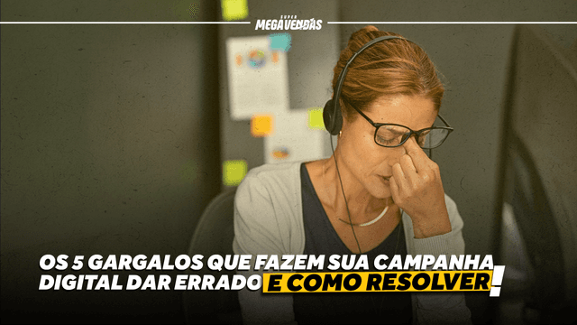Os 5 gargalos que fazem sua campanha digital dar errado (e como resolver!) Imagem de uma mulher com óculos e cabelo preso, olhando para um monitor