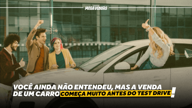 Você ainda não entendeu, mas a venda de um carro começa muito antes do test-drive 🔑 Três pessoas em pé ao lado de um carro branco, sorrindo e celebrando. À esquerda, um homem de cabelo castanho cacheado e barba, vestindo blazer marrom e camisa clara, mostra sinal de positivo com a mão. Ao centro, um homem de cabelo castanho liso, usando jaqueta bege sobre camisa marrom, ergue o braço com o punho fechado em comemoração. À direita dele, uma mulher de cabelo curto pintado de rosa e roxo, usando blazer mostarda sobre blusa verde, sorri e olha para a motorista. Dentro do carro, uma mulher loira de cabelo comprido, vestindo blusa cinza, se inclina para fora da janela e levanta o polegar em resposta.