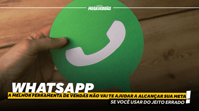 WhatsApp: a melhor ferramenta de vendas não vai te ajudar a alcançar sua meta (se você usar do jeito errado!) Imagem da mão de uma pessoas tocando um ícone do WhatsApp em uma tela verde